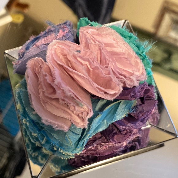 Beautiful tulle flower pin - Picture 1 of 2